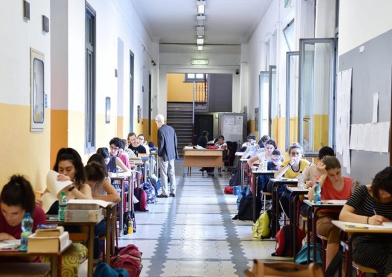 Scuola Milano, il bilancio del 2022: tra bocciati e maturandi