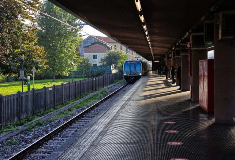 Perchè la metro di Milano viaggia rallentata: le motivazioni