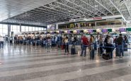 Caos aeroporti, cancellato all'ultimo un volo Wizzair: sarà un'estate nera per chi viaggia