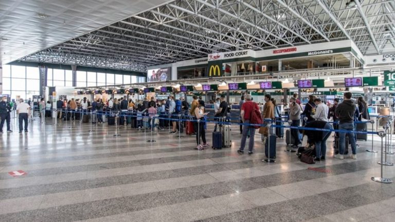 Caos aeroporti, cancellato all'ultimo un volo Wizzair: sarà un'estate nera per chi viaggia