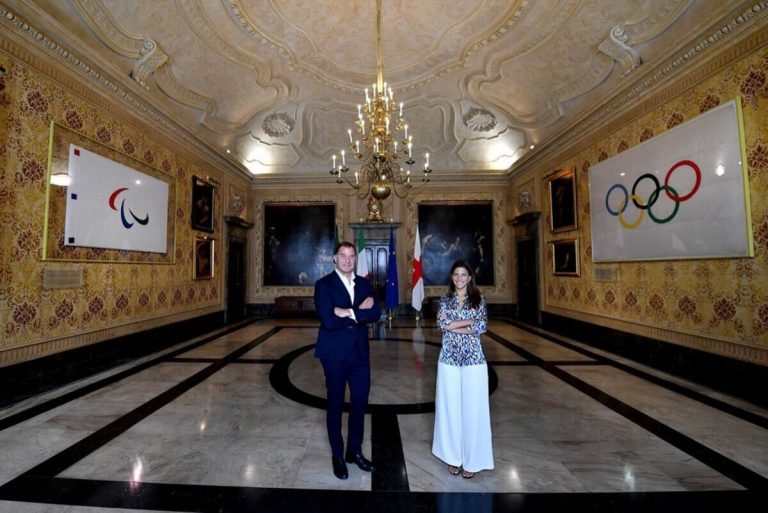 Milano-Cortina 2026, esposte le bandiere olimpiche a Palazzo Marino