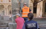 I vandali colpiscono nuovamente la Loggia dei Mercanti: scritte, tag e immondizia