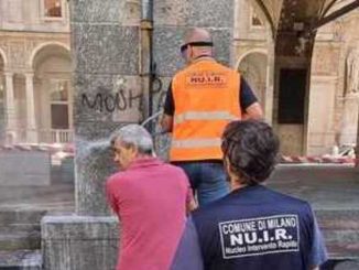 I vandali colpiscono nuovamente la Loggia dei Mercanti: scritte, tag e immondizia