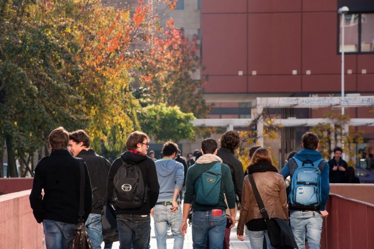 Gli studenti tornano in presenza all'università: le nuove regole