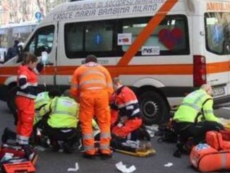 Incidente a Milano, donna travolta da una Smart: è gravissima