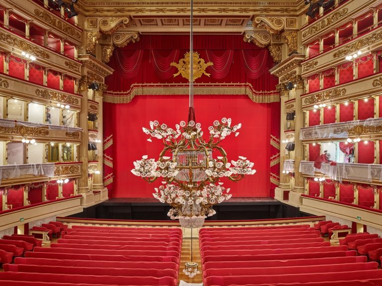 Il Teatro alla Scala si rifà il look: nuova tappezzeria per migliorare l'acustica