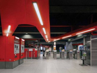 Bagarini del metrò, biglietti usati rivenduti a metà prezzo: il business di Milano