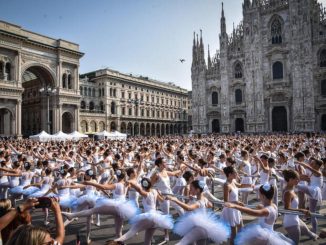 Roberto Bolle da' lezioni di danza in Duomo: presenti 1600 allievi