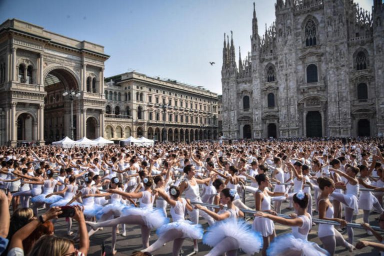 Roberto Bolle da' lezioni di danza in Duomo: presenti 1600 allievi