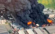 Incendio devasta il polo petrolchimico di San Giuliano Milanese: alta colonna di fumo nero
