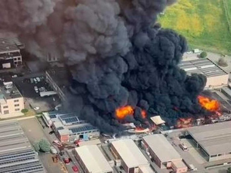 Incendio devasta il polo petrolchimico di San Giuliano Milanese: alta colonna di fumo nero