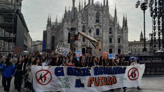 Fridays For Future, il corteo degli studenti per il clima torna in piazza: mezzi bloccati