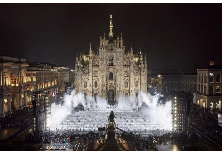 Moncler imbianca piazza del Duomo: presenti 18.000 spettatori alla sfilata