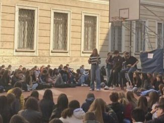 Occupato il liceo Manzoni di Milano, Salvini: "Invitatemi"