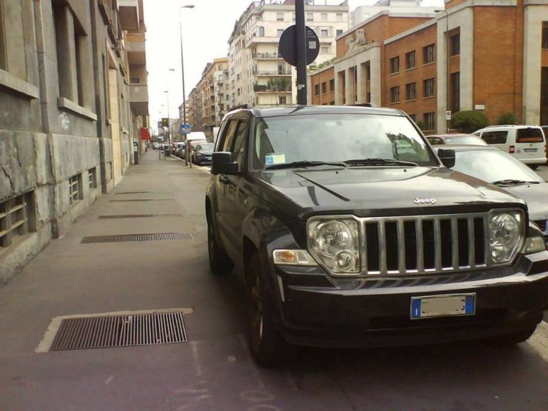 Parcheggio sul marciapiede, è il preferito a Milano. Come risolvere