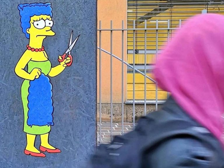 Cancellato il murale di Marge Simpson che si taglia i capelli in ricordo di Mahsa Amini