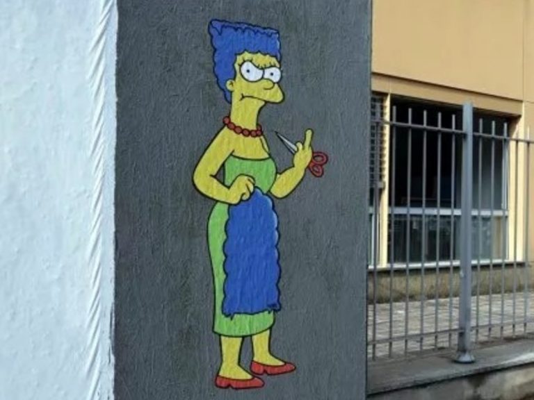 A Milano riappare il murales di Marge Simpson a sostegno delle donne iraniane