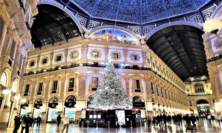 Natale, luminarie a orario ridotto: le zone a rischio di Milano