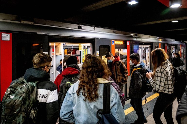 Milano tagli alle corse della metro per risparmiare