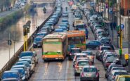 blocco del traffico a milano una domenica a piedi e strade piu sicure