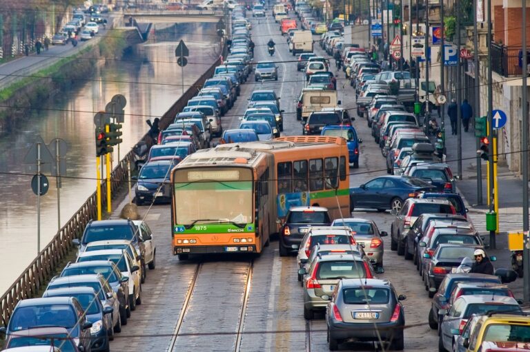 Blocco del traffico a Milano una domenica a piedi e strade più sicure