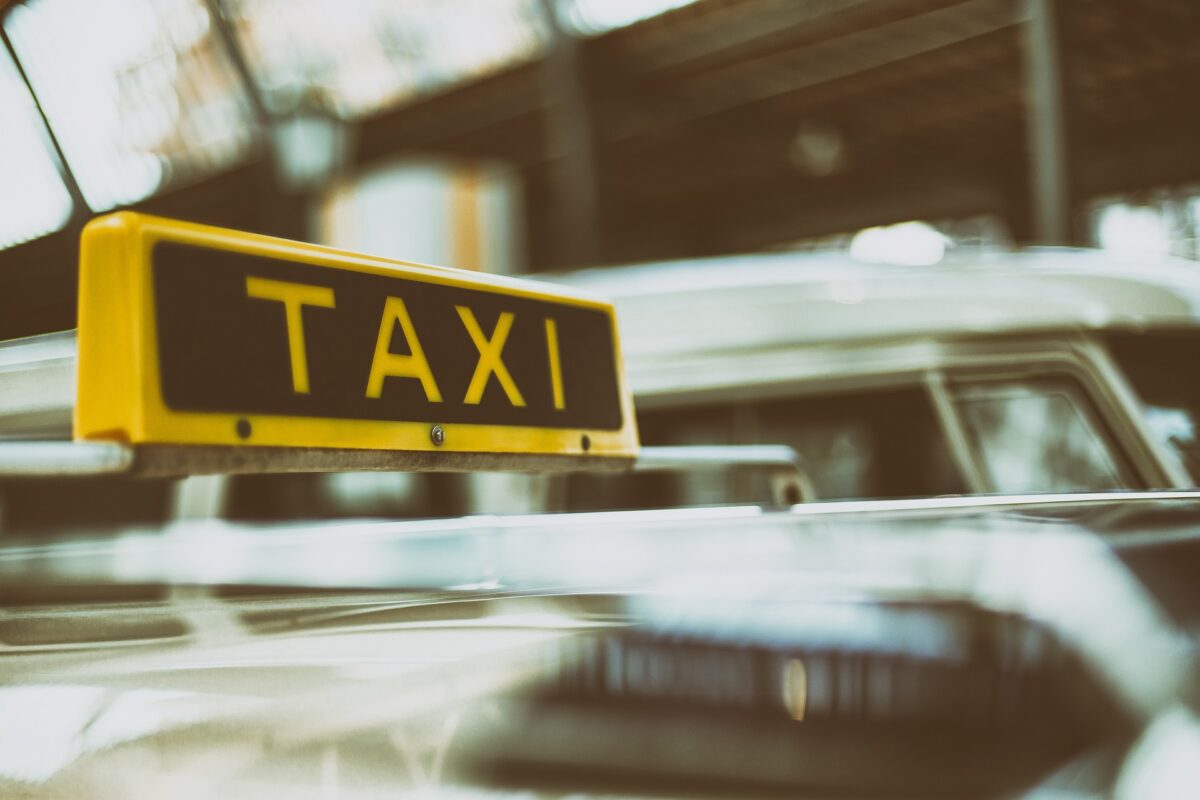 Nuovi taxi a Milano: ancora liti tra Comune e Regione