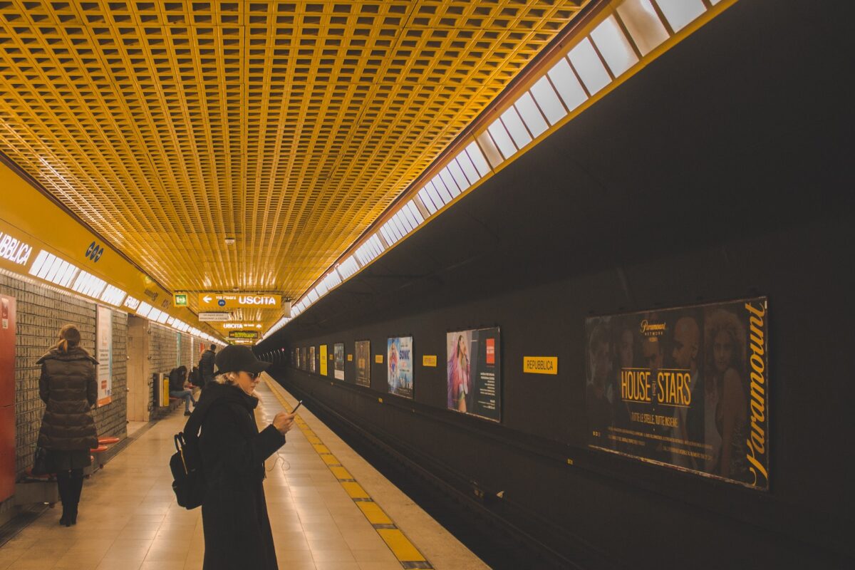 Metro, Milano dice addio ai biglietti cartacei: i nuovi ticket