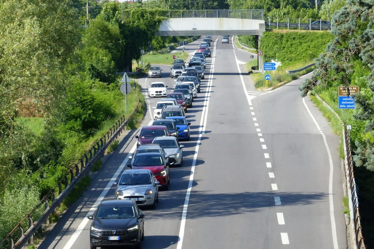 Uomo travolto e ucciso in tangenziale est: traffico in tilt, coda di 8km