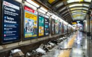 Pendolari in attesa a una fermata della metropolitana M4 di Milano