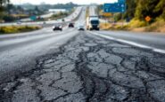 Camion ribaltato sull'autostrada A8 a Lainate