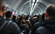 Passeggeri che affrontano un'emergenza in metropolitana a Milano