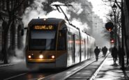 Passeggeri spaventati durante incendio su tram a Milano