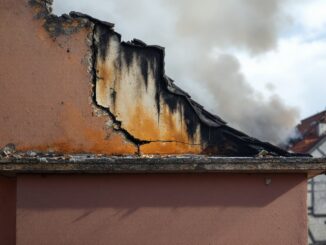 Incendio devastante a Corsico con evacuazione residenti