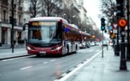 Autobus incidentato a Milano contro un albero