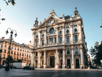 Esterno del Teatro Arcimboldi a Milano con nuovo partner culturale