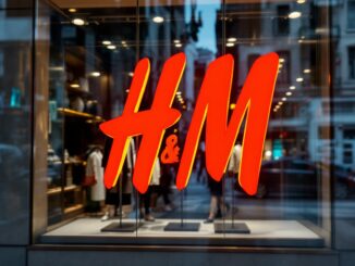 Intervento dei vigili del fuoco nel negozio H&M di Milano