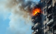 Pompieri in azione durante un incendio a Milano con tecnologie moderne