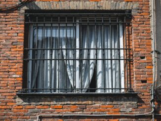 Momenti di paura a Milano: uomo barricato in casa