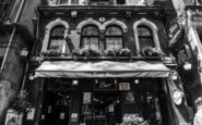 Immagine del Morgan Bar a Milano con cartello di sospensione