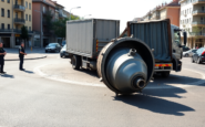 incidente stradale ad arluno camion perde il carico in rotonda 1749660955
