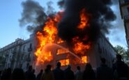 incendio a milano palazzo in fiamme evacuazione in corso 1759908744