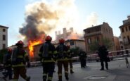 incendio a roma evacuazioni e danni ingenti 1759793420