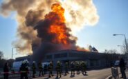 incendio in azienda chimica a milano provoca evacuazioni di massa 1760583921