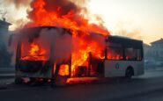 incendio devastante autobus avvolto dalle fiamme a sesto san giovanni la vigilia di natale 1766695726