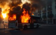 incendio su autobus a sesto san giovanni lautista si salva miracolosamente 1766582177