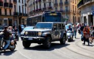 jeep mal parcheggiata causa ingorgo stradale a milano 1764586375