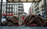 linstallazione di babbo natale senzatetto a milano uniniziativa per la sensibilizzazione sociale 1764948647