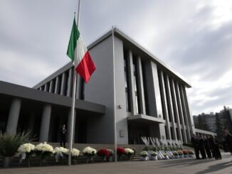 palazzo lombardia rende omaggio alle vittime di crans montana con una cerimonia solenne 1767818324