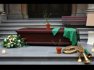 Funerali di Carlo Monguzzi a Milano: partecipazione, simboli e appelli alla coerenza