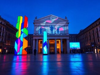 Lodola illumina la Scala con tre sculture e una grande proiezione